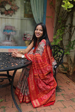 Load image into Gallery viewer, Elegant grey and maroon Sambalpuri saree featuring Pasapali motif and intricate Ikat weaving – Pasapali