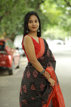 Load image into Gallery viewer, Handwoven Sambalpuri saree with red Rudraksha border and traditional Ikat pallu – Pasapali