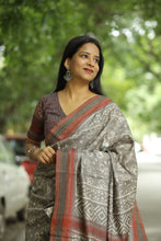 Load image into Gallery viewer, Fine Gicha Tussar silk saree with traditional Vidarbha Karvati Kinar border and artisan block prints