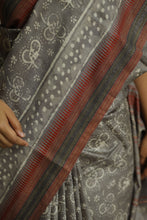 Load image into Gallery viewer, Close-up of Vidarbha border detailing on fine Tussar silk Maansi saree with block print design