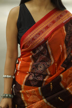 Load image into Gallery viewer, Traditional handwoven Sambalpuri saree featuring floral motifs and contrasting red pallu – Pasapali