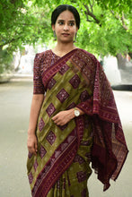 Load image into Gallery viewer, Handloom Sambalpuri saree with striped Ikat pattern and traditional pallu – Pasapali