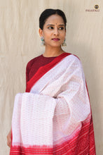 Load image into Gallery viewer, Close-up of red border with fish motif on Bhargavi Sambalpuri cotton saree — double ikat Bandha weave, Pasapali Odisha
