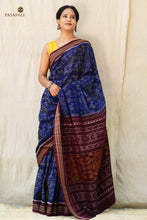 Load image into Gallery viewer, Flat lay of complete blue Sambalpuri cotton saree with maroon pallu and Rudraksha border, Pasapali