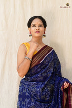Load image into Gallery viewer, Jhoti floral motif detail on body of blue GI certified Sambalpuri Bandha cotton saree, Pasapali