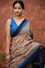 Load image into Gallery viewer, Chitralekha Sambalpuri Bandha saree front drape – light brown mercerized cotton with black blue border, Pasapali