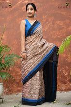 Load image into Gallery viewer, Chitralekha pallu close-up – flower motif and ikat stripe pattern, GI certified Sambalpuri cotton saree, Pasapali