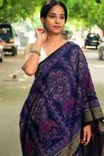 Load image into Gallery viewer, Close-up of black fish motif border on Night Blue Sambalpuri mercerized cotton saree, Bandhakala double ikat weave by Bhulia weavers.