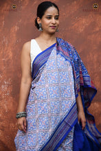 Load image into Gallery viewer, Indulekha Sambalpuri Bandha saree front drape — white body, blue flower patterns, Rudraksha border, Pasapali