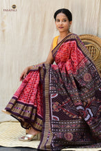 Load image into Gallery viewer, Konark Chakrika — flat lay, full maroon Sambalpuri Bandha cotton saree with fish border and jhoti pallu, Pasapali