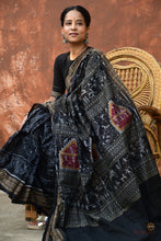 Load image into Gallery viewer, Folded view of Krishnakali black Sambalpuri Bandha cotton saree — aambo kasi pallu and fish border, Pasapali