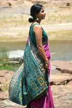 Load image into Gallery viewer, Close-up of fish motif border on Kumudini Sambalpuri cotton saree — Bandha double ikat, Bhulia weavers, Odisha.