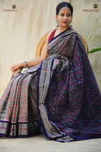 Load image into Gallery viewer, Kusumalata pallu close-up showing floral ikat Bandhakala pattern in grey, rust and blue mercerized cotton Sambalpuri saree
