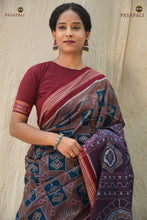 Load image into Gallery viewer, Close-up of Rudraksha border motif on Madhavi Brown Sambalpuri Bandha handloom saree woven by Bhulia weavers — Pasapali