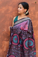 Load image into Gallery viewer, Close-up of fish motif border on Maitreyi Pink Sambalpuri Bandha saree — double ikat resist-dyed thread detail | Pasapali