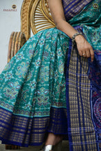 Load image into Gallery viewer, Mercerized cotton texture detail — Neelambari Sambalpuri handloom saree, teal blue, Bandha double ikat, Pasapali
