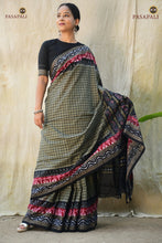 Load image into Gallery viewer, Pallu flower motif ikat detail on Pasarekha Grey Sambalpuri Bandha cotton saree — Bhulia handloom Odisha by Pasapali