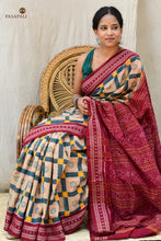 Load image into Gallery viewer, Pashika original Sambalpuri cotton saree flat lay — full 5.40m view of cream Bandha saree with green maroon border and jhoti pallu