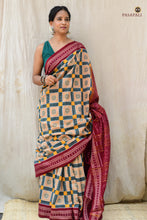 Load image into Gallery viewer, Pashika GI certified Sambalpuri saree pallu close-up — traditional jhoti motif in maroon and green woven by Bhulia weavers Odisha