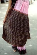 Load image into Gallery viewer, Komalika- Pink Phoda Kumbha Saree with temple Border & Fish Ikat Pallu – Pasapali