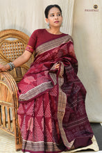 Load image into Gallery viewer, Close-up of vintage fish-motif border on Ramā maroon Sambalpuri Bandha saree — Bhulia handloom, Odisha, Pasapali