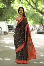 Load image into Gallery viewer, Close-up of Orange border with Rudraksha motif and contrasting Rust pallu – Pasapali