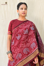 Load image into Gallery viewer, Traditional vintage border close-up on Shri maroon Sambalpuri Bandha saree — Bhulia weavers Odisha, Pasapali