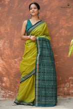 Load image into Gallery viewer, Mercerized cotton texture detail of Vanasri green Sambalpuri Bandha saree — fine weave surface, Bhulia handloom, Pasapali