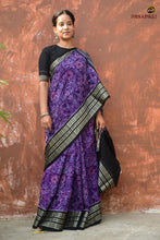 Load image into Gallery viewer, Phula lata and flower motif detail on Vasundhara — Bandhakala double ikat resist-dyed Sambalpuri cotton saree. Pasapali.