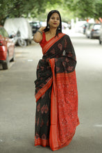 Load image into Gallery viewer, Odisha sambalpuri Bandha cotton saree with floral motifs and running red blouse
