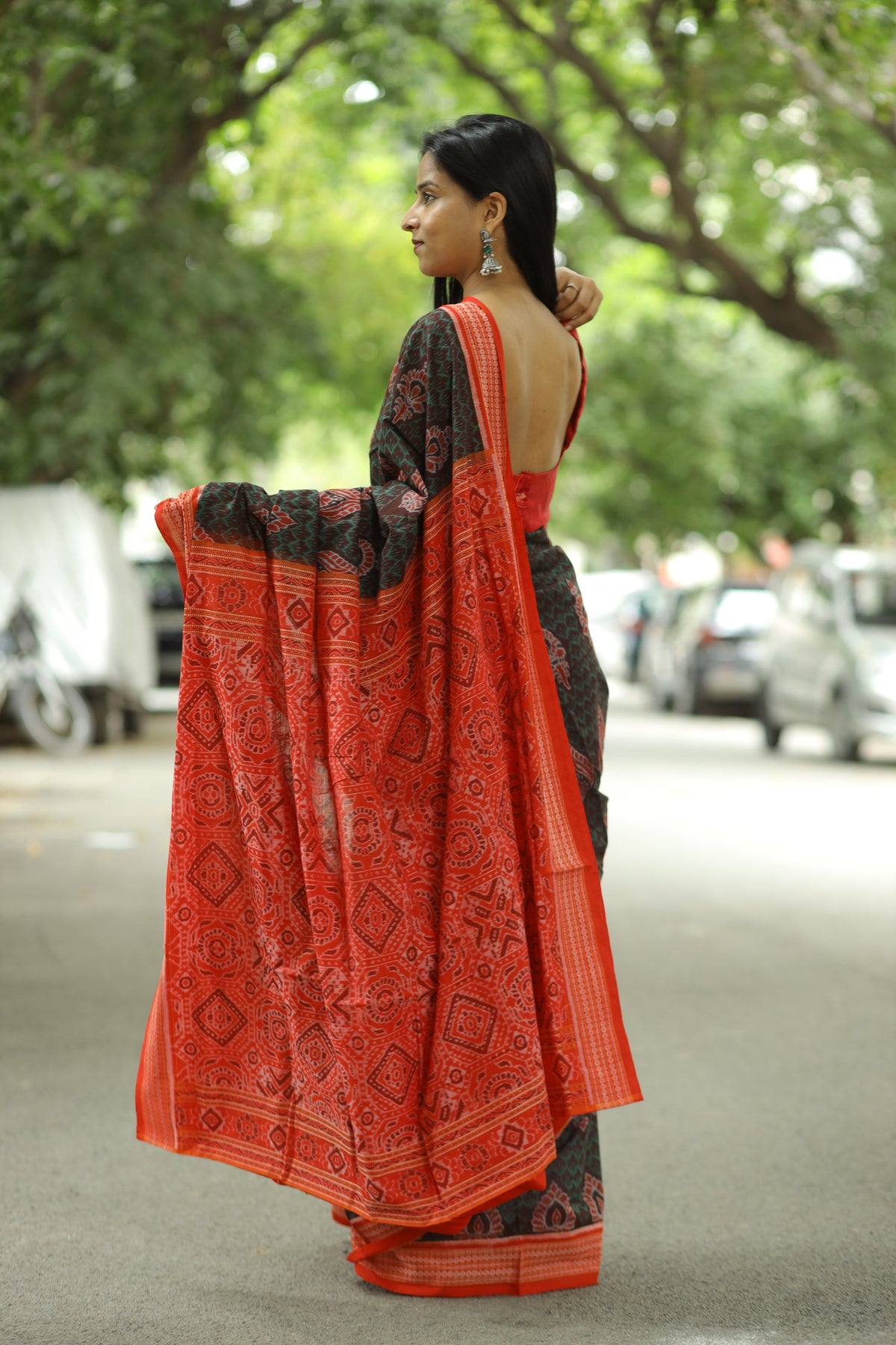 Elegant Pasapali Sambalpuri handloom saree in dark brown with floral Ikat Pallu design – Pasapali