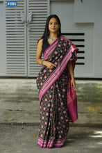 Load image into Gallery viewer, Luxury cotton Pasapalli saree with mini motif pattern, purple border, and pink ikat elegance
