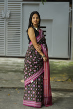 Load image into Gallery viewer, Pasapali brand cotton saree showcasing mini pasapalli motifs, purple border, and pink pallu
