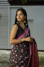 Load image into Gallery viewer, Traditional Odisha Pasapalli saree featuring pink ikat pallu and purple woven border
