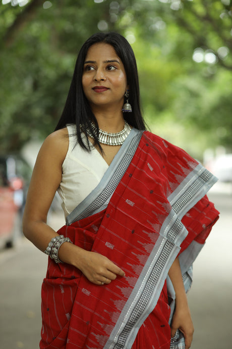 Wine Hibiscus maroon red Phoda Kumbha cotton saree with fish buta motifs and bluish-grey diamond border – Pasapali