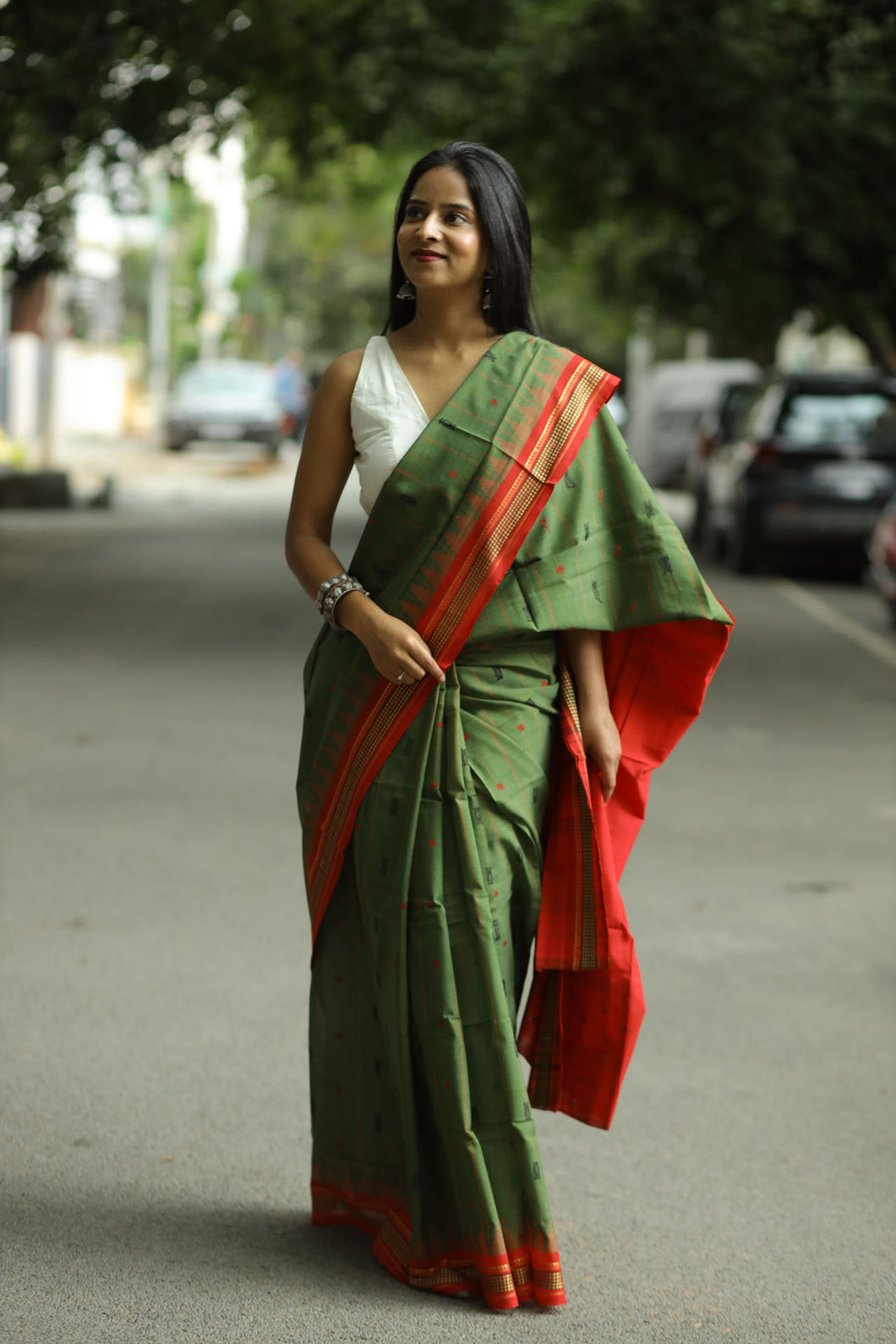Deep mehendi green Phoda Kumbha cotton saree with fish motifs and red diamond border – Pasapali