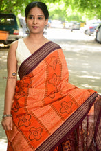 Load image into Gallery viewer, Body weave detail of orange Sambalpuri Bandha saree showing four-petal Phula motif in double ikat by Bhulia weavers.
