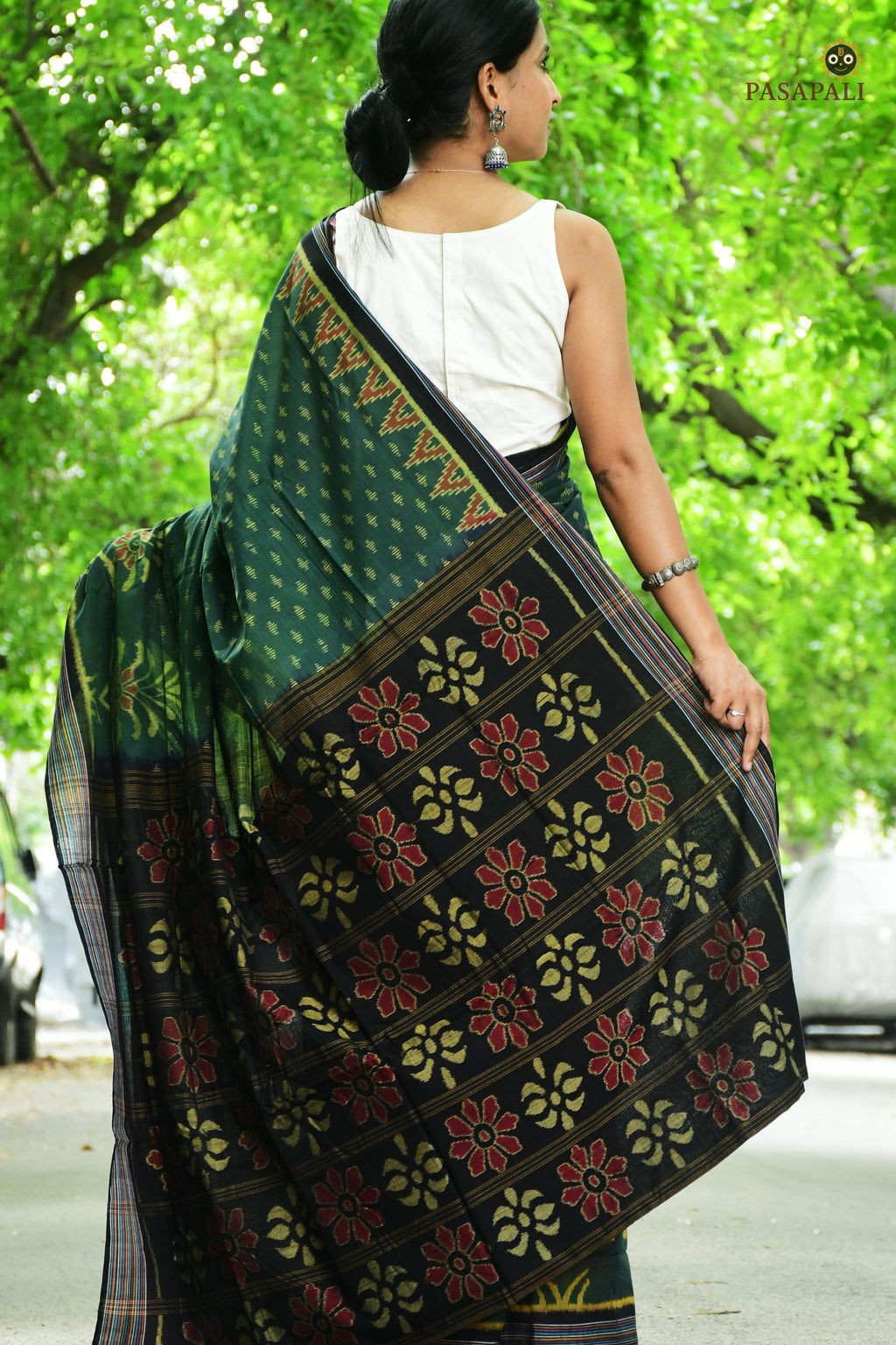 Front drape of deep green Sambalpuri Bandha saree showing striped buta pattern across body, Pasapali handloom Odisha.