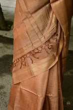 Load image into Gallery viewer, Motif detail of golden tissue zari chevron border on Pasapali Sambalpuri tussar silk saree handwoven by Bhulia weavers of Odisha
