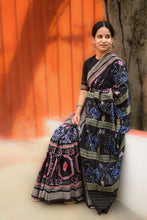 Load image into Gallery viewer, Black Sambalpuri Bandha saree with peacock motif pallu and Pasapali design – Pasapali
