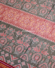 Load image into Gallery viewer, Pure mercerized cotton Sambalpuri saree with grey body and maroon Ikat border – handcrafted by Pasapali
