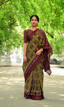 Load image into Gallery viewer, Mehendi green Sambalpuri cotton saree with maroon Jhoti motif pallu – Pasapali
