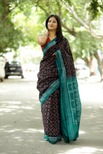 Load image into Gallery viewer, Mercerized Cotton Sambalpuri Saree in Black with Geometric Ikat Pattern and Green Check Border – Pasapali
