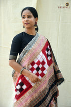 Close-up of Pasapali double ikat weave — white Sambalpuri handloom saree — Pasapali Odisha