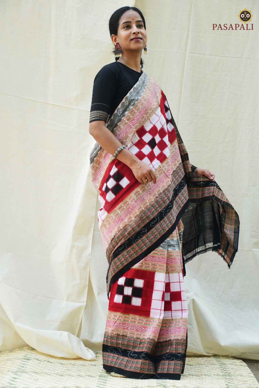 Handloom certified white Bichitrapuri Sambalpuri mercerized cotton saree — fish border — 5.4m — Pasapali