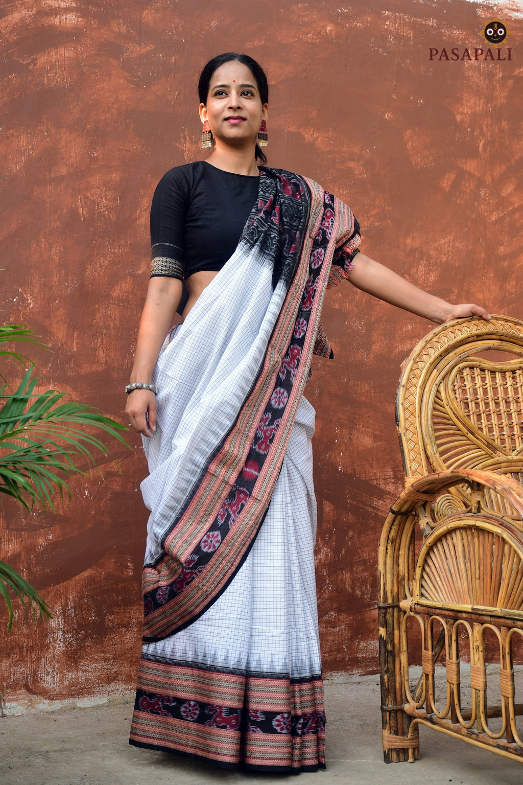 Close-up of Sachipar ikat weave — white Sambalpuri mercerized cotton handloom saree — Pasapali