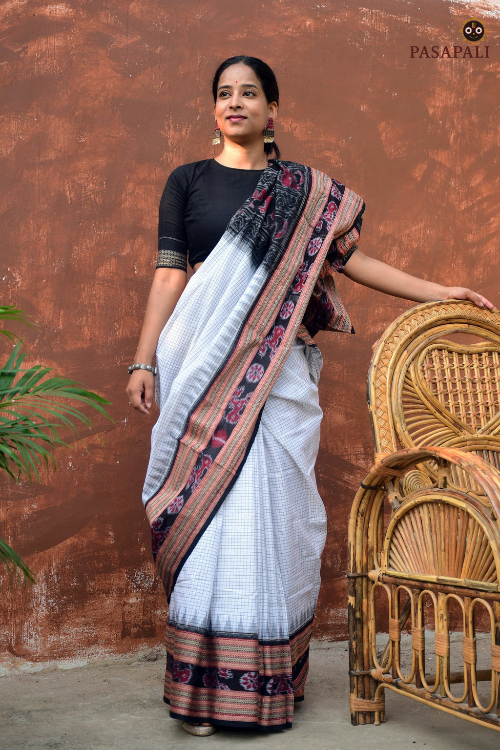 White Sambalpuri mercerized cotton saree Sachipar checks — khajur motif — Pasapali Odisha