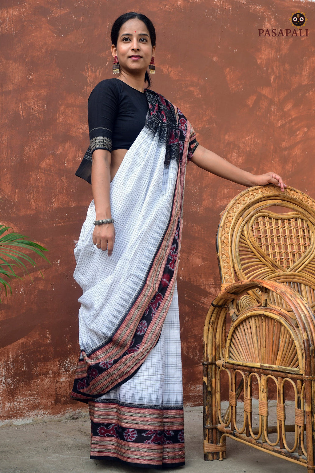 Sachipar Handloom certified white Sambalpuri mercerized cotton saree — Odisha weave 