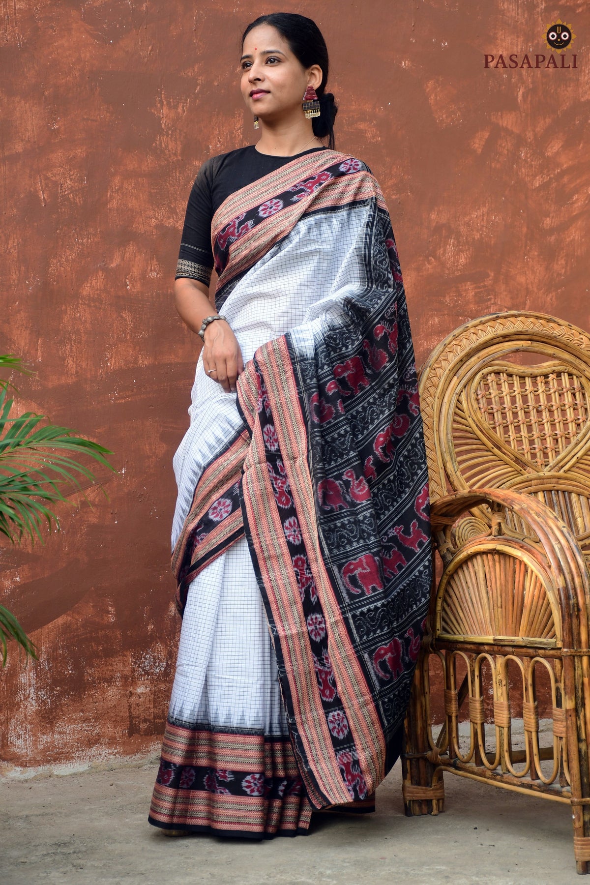 Sachipar ikat weave — white Sambalpuri mercerized cotton handloom saree — Pasapali