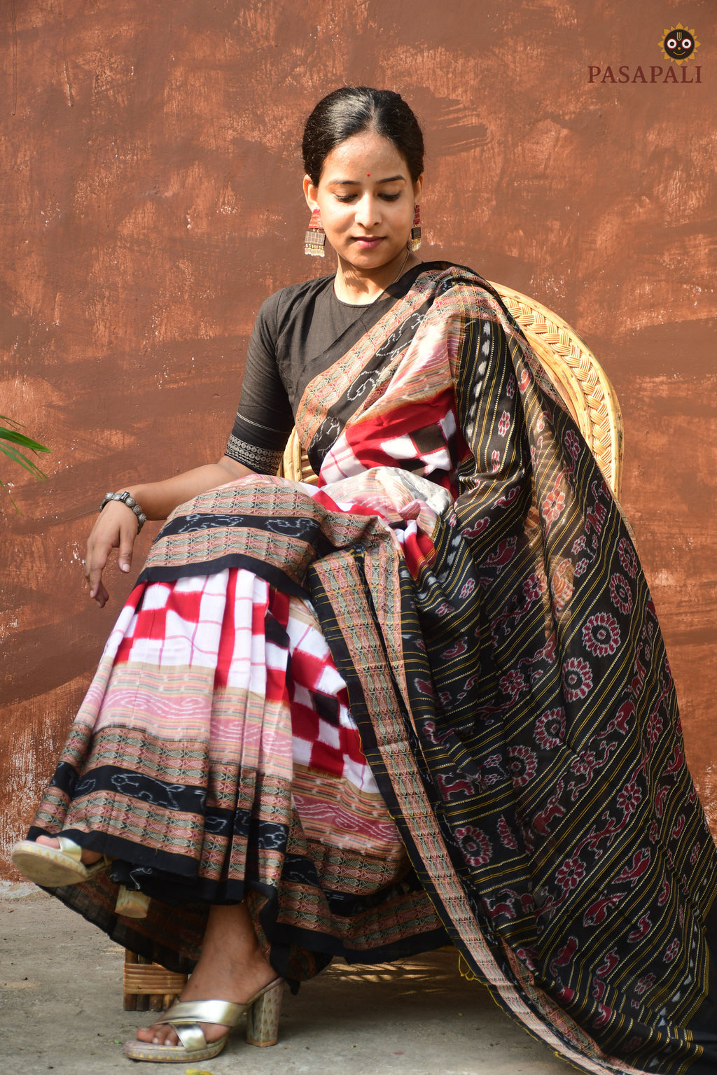 Handloom certified white Sambalpuri mercerized cotton saree — fish border — Bichitrapuri — Pasapali